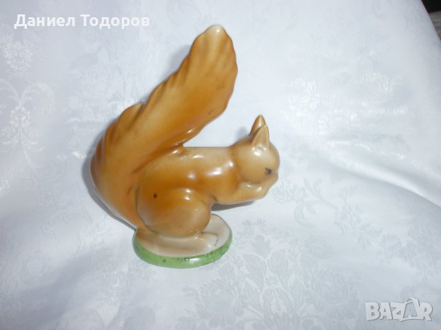 Стара  Българска Порцеланова  Фигура - Катерица - с Маркировка, снимка 2 - Статуетки - 38841630