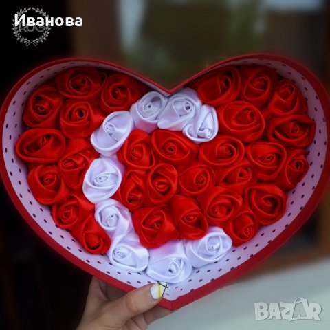 Кутия със сатенени рози с буква , снимка 1