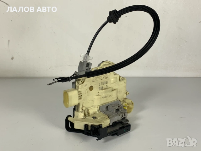 Предна лява брава Фолксваген Тигуан Тоуарег Ауди Vw Passat B6 Tiguan Touareg Audi Q3 Q5 8J1837015A, снимка 3 - Части - 53253889