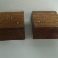 № 6456 две стари дървени кутийки  - с орнаменти  - метални набивки  - размер 10 / 10 / 5,7 см , снимка 1 - Други ценни предмети - 37693553