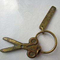 стар ключодържател с ножица и номер бронз метал, снимка 2 - Други ценни предмети - 29035497