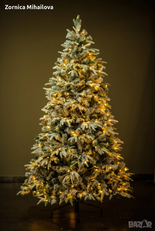коледна елха с вградени лампички по връхчетата , снимка 1
