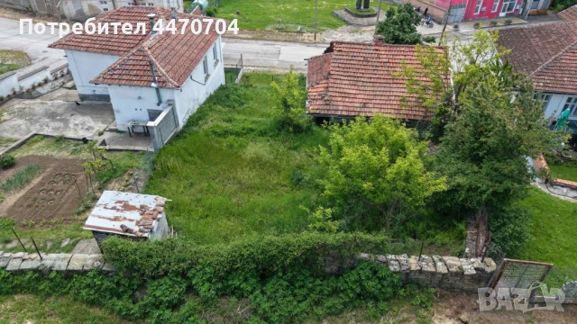 Двуетажна къща в центъра нас селото, снимка 2 - Къщи - 52635655