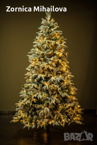 коледна елха с вградени лампички по връхчетата 