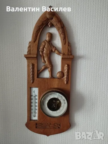 Старинен барометър, термометър с резбованафигура на футболист 