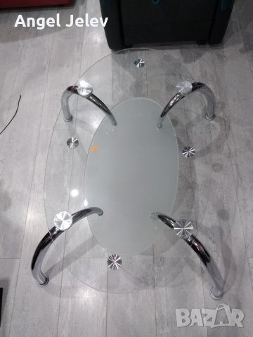 стъклена холова маса с две стъкла