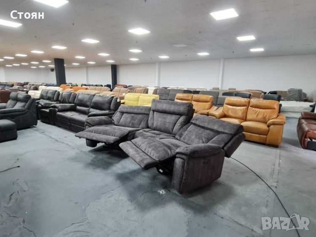 Извит тъмно сив диван от плат с  релаксиращ механизъм, снимка 3 - Дивани и мека мебел - 39394232