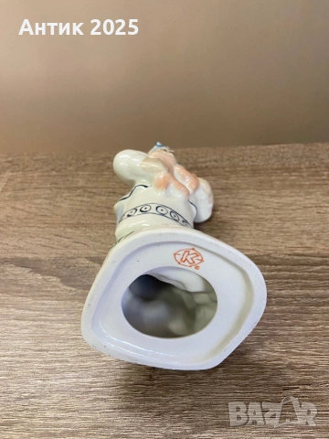 Винтидж порцеланова статуетка „Момиче със сапожки“, СССР, снимка 3 - Антикварни и старинни предмети - 53237529