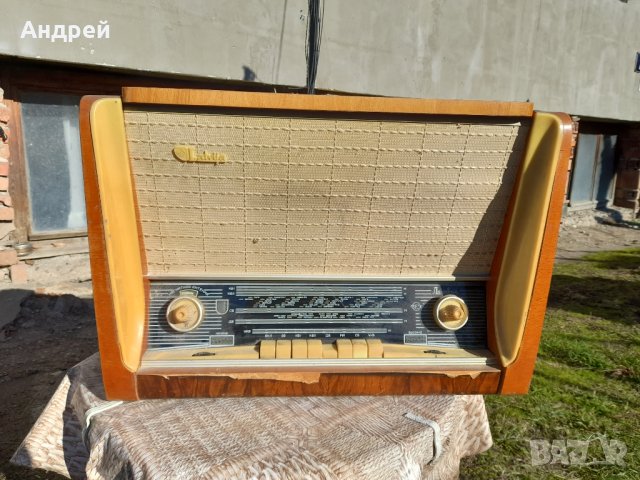 Стар радиограмофон Латвия