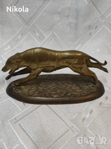 Масивна бронзова фигура на куче, състезателна хрътка