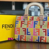 Дамска чанта Fendi, снимка 1 - Чанти - 32392205