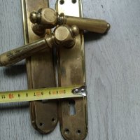 стари месингови дръжки за врата с шилд-комлект, снимка 3 - Други ценни предмети - 38359712