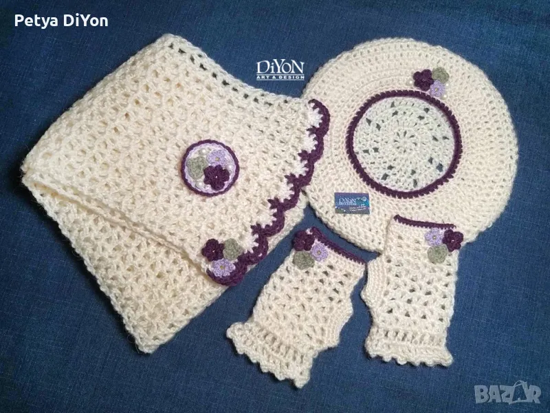 Комплект ръчно плетени шапка ръкавици шал и брошка с теменужки в бяло, снимка 1