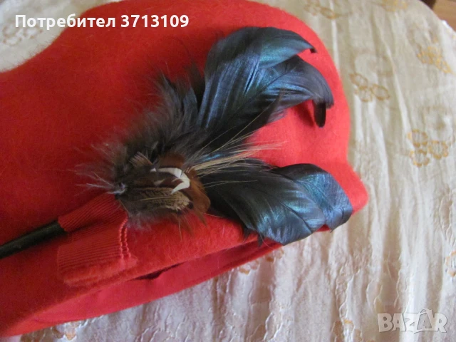 Красива червена дамска шапка барета -филц и пера, снимка 3 - Шапки - 51421313