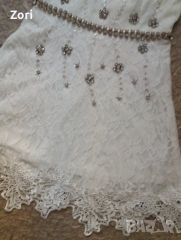УНИКАЛНО КРАСИВА бяла дантелена рокля с подплата и нашити сребристи камъчета ХС размер , снимка 3 - Рокли - 37270589