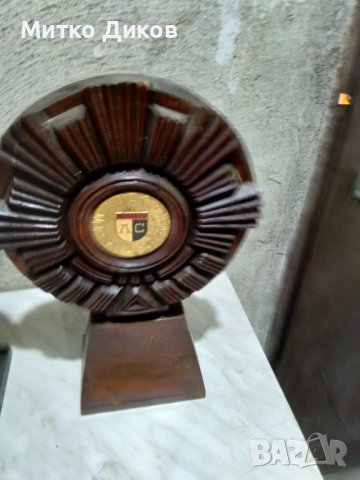 Почетен знак на Левски фи 6см 75 години в дървена рамка с дърворезба Н-315мм и фи 21см, снимка 5 - Футбол - 44105687