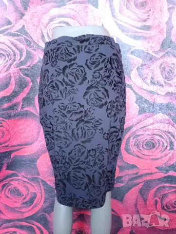 Тъмно лилава еластична пола до коляното на черно цветя Л, снимка 2 - Поли - 48620442