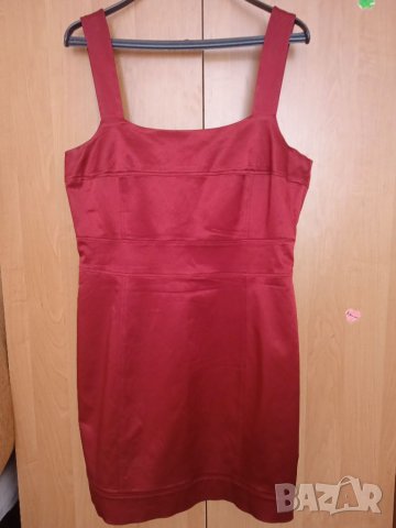 Червена сатенирана рокля