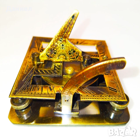 Бронзов компас със слънчев часовник.