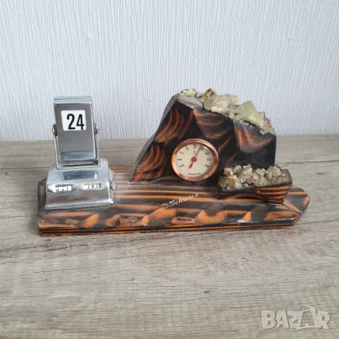 Стар механичен календар и термометър