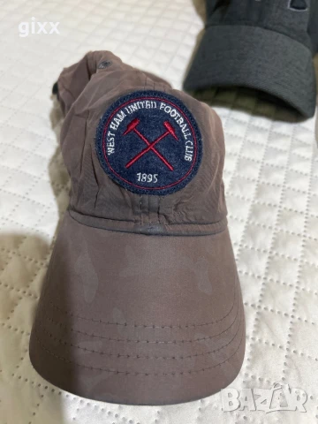 Шапка с козирка на марката West Ham United