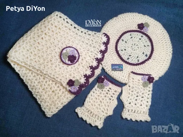 Комплект ръчно плетени шапка ръкавици шал и брошка с теменужки в бяло