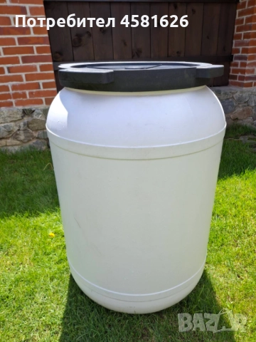 Бял пластмасов бидон