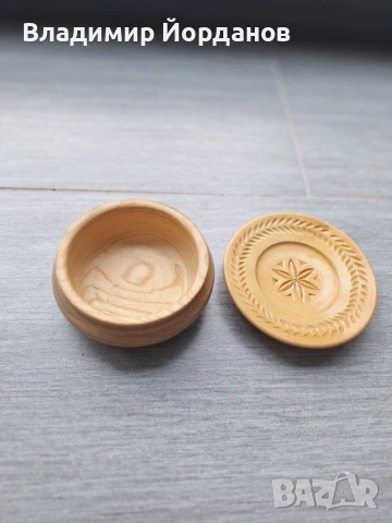 купа за ядки от дърво и чиния като похлупак