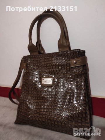 Продавам дамска лачена чанта MARTİNİ, снимка 1 - Чанти - 43708259