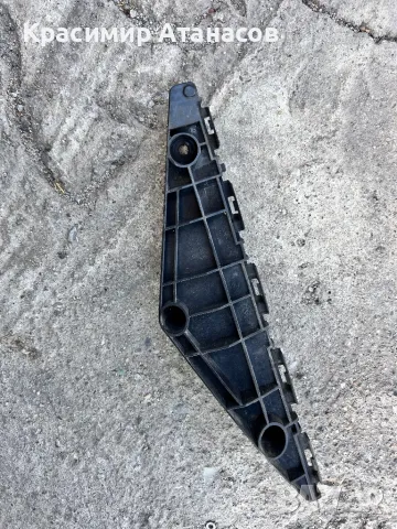 52536-05040. Държач водач предна броня ляв за Тойота Авенсис T27. 2009-2014г