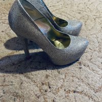 Златисти обувки на висок ток и официални чантички , снимка 1 - Дамски обувки на ток - 40390127