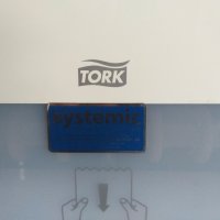 TORK H1 Автоматичен дозатор за хартиени кърпи за ръце руло, снимка 2 - Обзавеждане за заведение - 28697181