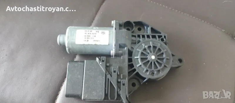 Стъклоповдигач VW - 1K4 839 401D, снимка 1