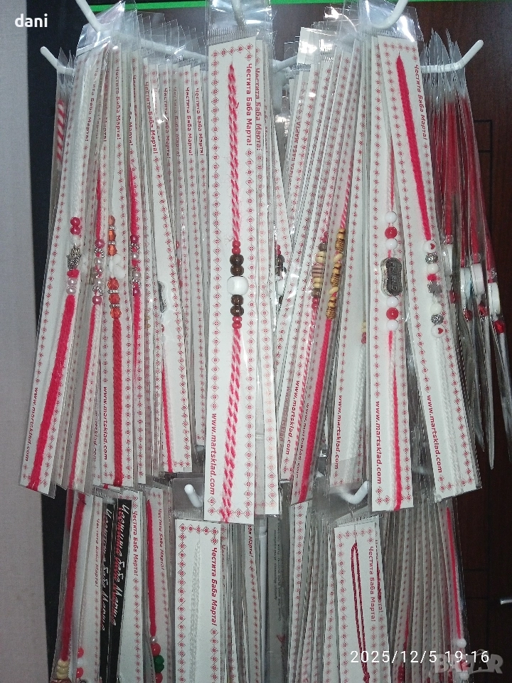 Микс от 300 мартеници с подарък стелаж , снимка 1