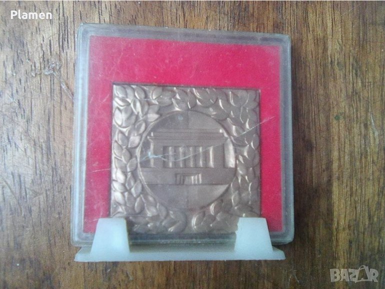 Месингова отливка - баралеф на мавзолея на Георги Димитров в плексигласова кутия с носач, снимка 1