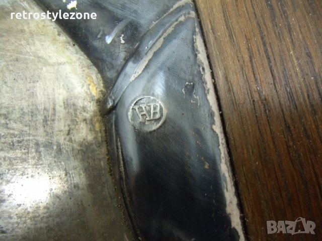 № 5503 старо метално барелефно пано с дървена рамка  - НВ  - метал / дърво  -, снимка 7 - Други ценни предмети - 33665322