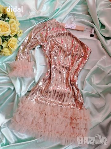 Коктейлна къса рокля с пайети и тюл