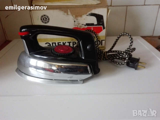 Микровълнова фурна , орехомелачка и две ретро ютии., снимка 10 - Микровълнови - 45706849