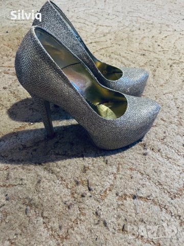 Златисти обувки на висок ток и официални чантички 