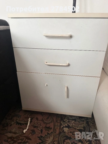 Бяло шкафче с 3 чекмеджета
