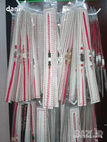 Микс от 300 мартеници с подарък стелаж 