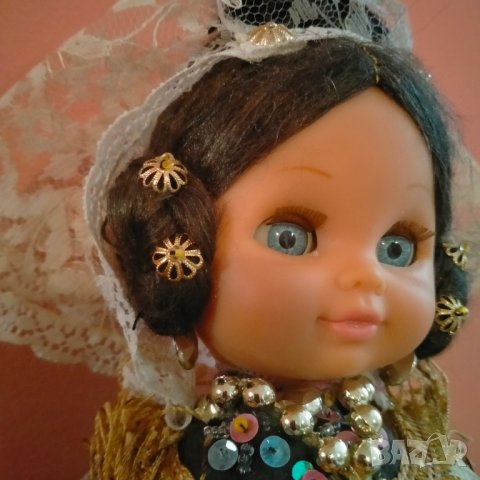 Колекционерска кукла в народни дрехи Folk Artesania Испания Марка 25 см, снимка 3 - Колекции - 43317965