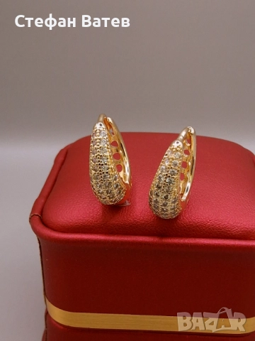 Обеци с камъчета и издължена овална форма – с позлата