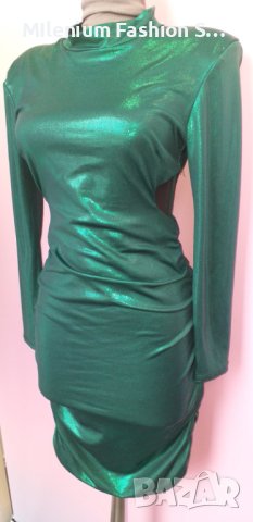 Елегантна рокля в зелено от лъскав плат с гол гръб и подплънки