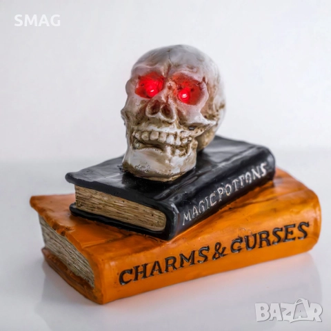 Halloween / Хелоуин декорация – череп върху книги с LED, 19x15x15 см_1256070