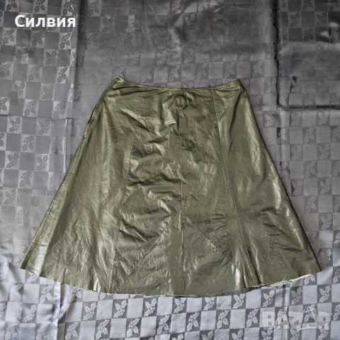 Дълга лъщяща черна кожена пола с подплата M-L размер, снимка 2 - Поли - 52409735