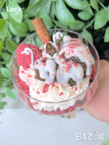 Ръчно изработена ароматна свещ, торта червено кадифе със кроасан залят с бял шоколад, снимка 2 - Декорация за дома - 53565857