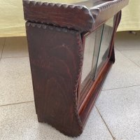 Дървено шкафче с витрини и рафтче , снимка 5 - Антикварни и старинни предмети - 43675383