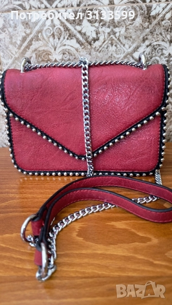 Малка червена чанта с дълъг синджир за носене през рамо , снимка 1