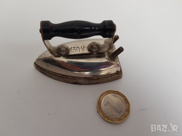 Миниатюрна ютия работеща на 130 волта, снимка 2 - Антикварни и старинни предмети - 33116032